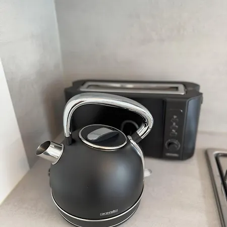 2 Zimmer, Zentral, Ruhig, Balkon, Hochwertig Eingerichtet *